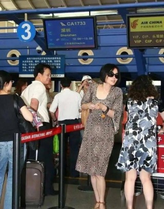小鱼号 王菲在机场被拍到。 她的相貌并不出众，穿着普通的大妈裙，却常常能让男人回头率！